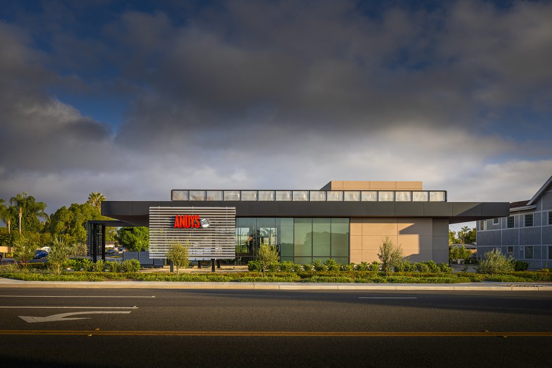 View from Riverside Drive. All ground spaces are unified by a large cantilevered roof. Andys Restaurant, Chino, CA © Ciro Coelho