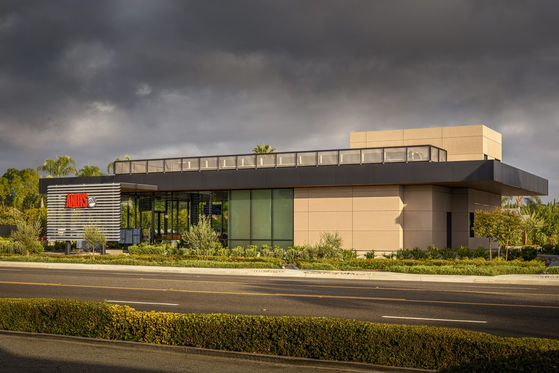 View from Riverside Drive. All ground spaces are unified by a large cantilevered roof. Andys Restaurant, Chino, CA © Ciro Coelho