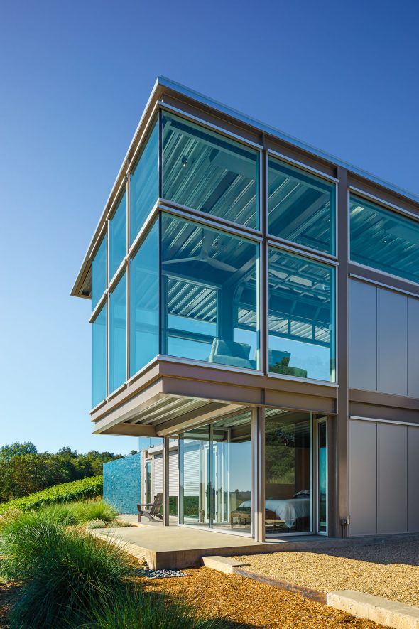 Cantilevered living room over the lower bedrooms, Healdsburg House,